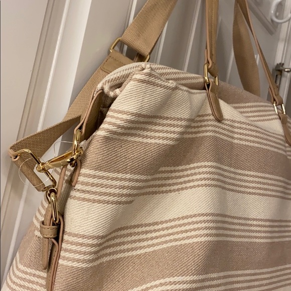 NWT Extremely Stylish Miztique Beige Weekender Bag - Picture 2 of 5